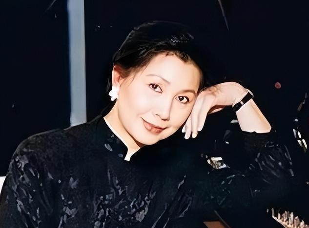PG电子登录入口-突传死讯!香港知名演员老公在家中离世,坐在轮椅上没了呼吸